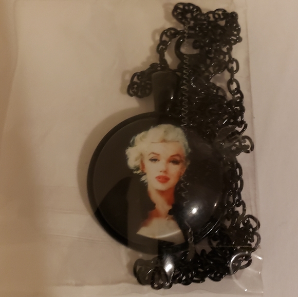 🆕️ NWT Marilyn Monroe Glass Charm & Neckla - Picture 2 of 2